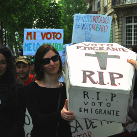 Imagen de archivo de una movilización de Marea Granate para denunciar las dificultades del voto rogado. MAREA GRANATE