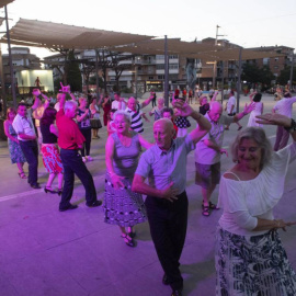 Baile para personas mayores en la plaza del Ayuntamiento de Armilla (Granada)