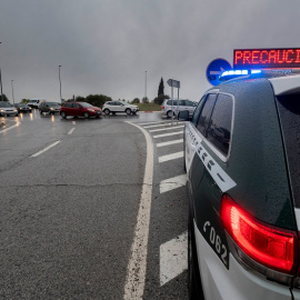 29/10/2021 Un vehículo de la Guardia Civil agiliza el tráfico en la carretera A-1