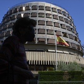 Una persona camina por las inmediaciones del Tribunal Constitucional, el pasado 1 de julio de 2021