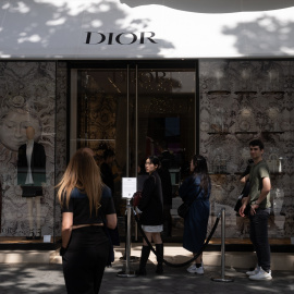 17/07/2024 Varias personas delante de la tienda de Dior en una foto de archivo.