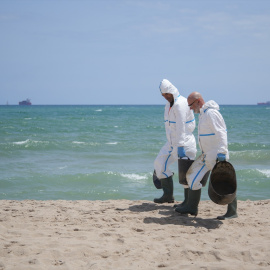 Labores de limpieza en la playa del Saler por el vertido, a 17 de julio de 2024, en València, Comunidad Valenciana (España).