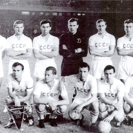 Fotografia històrica de la selecció de la URSS que va jugar al Camp Nou el 1964.