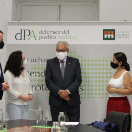 Jesús Maeztu, Defensor del Pueblo Andaluz, Inmaculada Nieto, portavoz del grupo parlamentario Unidas Podemos por Andalucía, y Irene Ruiz, portavoz del Grupo de Trabajo contra las Casas de Apuestas de Córdoba ciudad.