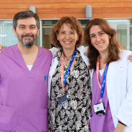 La cap de secció del Servei d’Obstetrícia i Ginecologia de l’Hospital del Mar i una de les responsables de la cirurgia de transposició uterina, la doctora Gemma Mancebo, abraça els doctors Josep Maria Solé i Ester Miralpeix, membres de l’equip