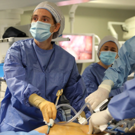 Foto de archivo de un equipo médico durante una operación, a 9 de julio de 2021, en el Hospital Universitario de Moncloa, en Madrid.