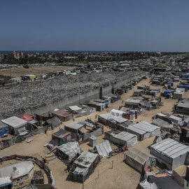 Grandes montones de basura se acumulan junto a las tiendas de los desplazados en la ciudad de Jan Yunis, en una imagen de archivo.