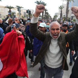 Manifestantes desafían las restricciones de la covid-19 para protestar contra la suspensión del parlamento y la toma del poder ejecutivo por parte del presidente tunecino Kais Said.