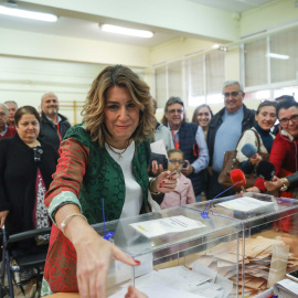 La secretaria general del PSOE-A, Susana Díaz, acude a votar en Sevilla. / Europa Press