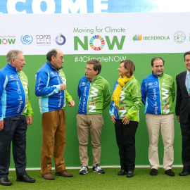 El presidente de Iberdrola, Ignacio Galán (2i), con el alcalde de Madrid, José Luis Martínez Almeida (3i), y la alta comisionada en España para la Agenda 2030, Cristina Gallach (3d), y otros asistentes en el acto de bienvenida al equipo Moving for Cli