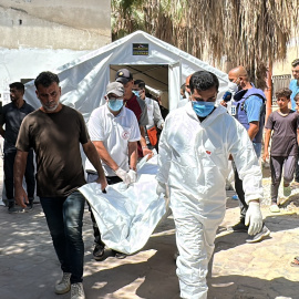 Un grupo de personas antes de que la Defensa Civil Palestina exhume 12 cadáveres de lo que denominan una fosa común en el interior del hospital Al-Amal de Jan Yunis, en el sur de la Franja de Gaza, 18 de julio de 2024.