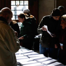 Votants en un col·legi de Barcelona. EFE / QUIQUE GARCÍA