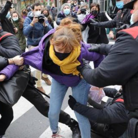 Ainhoa Larumbe siendo inmovilizada por agentes de la Policía.