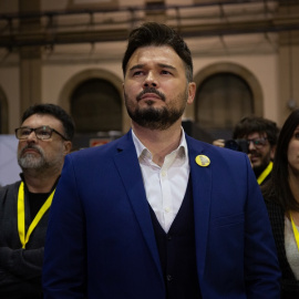 Gabriel Rufián sigue la noche electoral del 10N en el Pabellón de la Estació del Nord de Barcelona./ David Zorrakino (Europa Press)