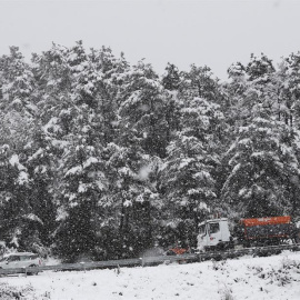 Un camión quitanieves despeja la calzada de la N-135 en el Puerto de Erro, en una jornada electoral donde la nieve ha hecho acto de presencia fundamentalmente en el norte de la Comunidad Foral. EFE/ Jesús Diges