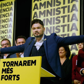 Gabriel Rufián i la cúpula d'ERC celebrant el triomf a les eleccions d'aquest 10 de novembre. EFE / Toni Albir.