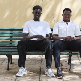 Los jóvenes migrantes Mor Mbengue (i), de Senegal, y Brehima Niakate (d), de Mali, cuentan a EFE su experiencia tras abandonar el centro de menores al cumplir los 18 años y sus expectativas en España tras llegar a Canarias en cayuco. EFE/Alberto Valdé