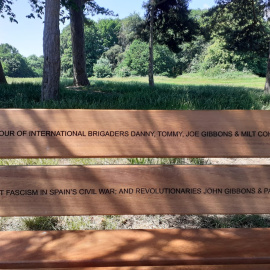 Homenaje en el banco del parque londinense, en el que dice: "En honor a los brigadistas internacionales Danny, Tommy, Joe Gibbons y Milt Cohen, quienes lucharon contra el fascismo en la Guerra Civil española" - Conxa Rodríguez