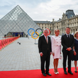 El presidente del Comité Olímpico Internacional (COI), Thomas Bach (i), y su esposa Claudia Bach (d), posan con el presidente francés, Emmanuel Macron, y su esposa, Brigitte Macron, a su llegada a la pirámide del Louvre.