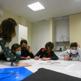 Alumnes participant en un taller de Des de la Mina, dinamitzat per la Plataforma d’Educació Social (PES) Salesians Sant Jordi