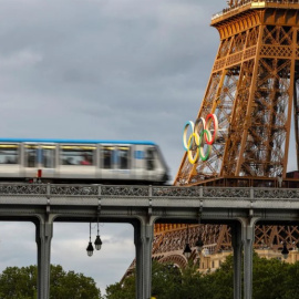 El metro de París, con la Torre Eiffel y los aros olímpicos al fondo.