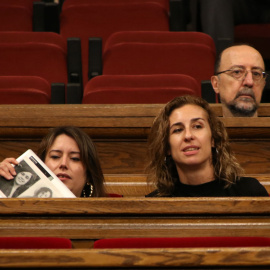 Les diputades de la CUP Laia Estrada i Laure Fernández Vega, al Parlament