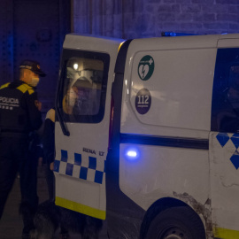 Agentes de la Guardia Urbana de Barcelona, frente a jóvenes en ambiente festivo, a 22 de mayo de 2021, en Barcelona, Catalunya (España).