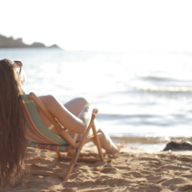 Tomando el sol en la playa.