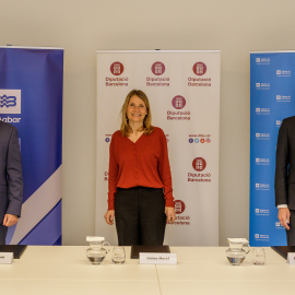 Àngel Simon, Lluïsa Moret i Felipe Campos en el moment de la signatura del conveni.