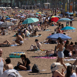 Varias personas en la playa, a 17 de julio de 2024, en Barcelona, Catalunya