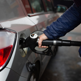 11/03/2022-Un hombre reposta gasolina en una gasolinera, a 11 de marzo, en Barcelona, Cataluña