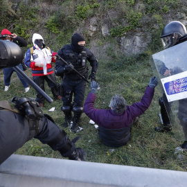 12.11.19. Mossos detienen a un hombre como miembro de Tsunami Democràtic. REUTERS / Rafael Marchante