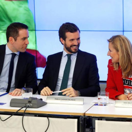 El presidente del Partido Popular, Pablo Casado,c; el secretario general de la formación, Teodoro García Egea,iz.,y lña vicesecretaria de Organización, Ana Beltrán,d., . durante la reunión de Comité Ejecutivo Nacional del PP, celebrado hoy en la se