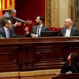 La diputada de la CUP al Parlament, Maria Sirvent, intervé aquest dimarts al ple, mentre el president de la cambra, Roger Torrent, discuteix amb el lletrat major, Joan Ridao. EFE / Quique García