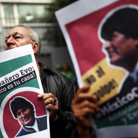 Un manifestante sostiene una pancarta en apoyo a Evo Morales. REUTERS