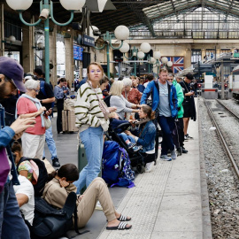 26 de julio de 2024. Personas esperando en la estación parisina de Gare du Nord tras el ataque masivo a los trenes de alta velocidad franceses, a 26 de julio de 2024.