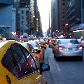 Coches parados en la ciudad.