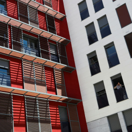 Un hombre habla por teléfono en un complejo de apartamentos en Madrid. REUTERS/Susana Vera