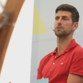 Djokovic admite "errores" en documentos mientras Australia considera su deportación