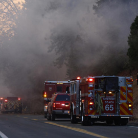 Efectivos de los bomberos trabajan para tratar de sofocar el incendio de California.