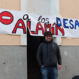 12/11/2019.- Diego Catriel Herchhoren frete al edificio de su vivienda, tras la suspensión de su desahucio en Guadalajara./ María Duarte