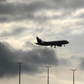 Un avión en proceso de aterrizaje en el Aeropuerto Internacional Franz-Josef-Strauss de Múnich.