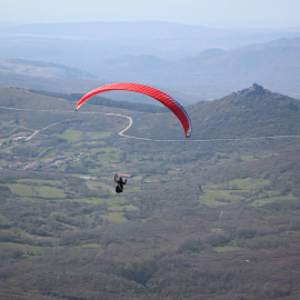 Aficionados al vuelo libre (parapente y ala delta) en la Serra de Larouco.