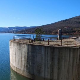 El embalse de Los Fayos recibe aguas con una elevada carga contaminante por la intensa presión de la industria, la ganadería y la agricultura sobre el río Queiles y los arroyos que desembocan en él.