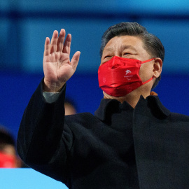 El presidente chino, Xi Jinping, saluda durante la ceremonia de apertura de los Juegos Paralímpicos de Invierno de Beijing 2022.