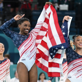 Simone Biles de EE. UU. (2ª desde la izquierda) y sus compañeras celebran después de que el equipo de EE. UU. ganara la final de gimnasia artística por equipos femeninos durante los Juegos Olímpicos de París 2024 en el Bercy Arena, a 30 de julio de 