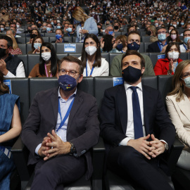 La portavoz parlamentaria del PP, Cuca Gamarra; el presidente de Galicia, Alberto Núñez Feijóo; el actual presidente del partido, Pablo Casado, y su mujer, Isabel Torres Orts, durante el XX Congreso Nacional del partido en Sevilla que comienza este vie