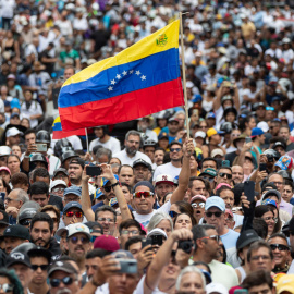 30/07/2024 - Ciudadanos asisten a una manifestación de apoyo al candidato a la presidencia de Venezuela Edmundo González Urrutia este martes, en Caracas.