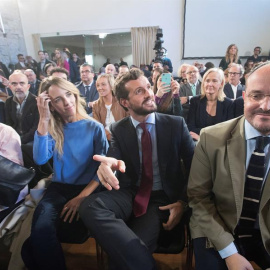 Cayetana Álvarez de Toledo amb Pablo Casado i el president del PP a Catalunya, Alejandro Fernández, en un acte de campanaya. EFE / MARTA PÉREZ.