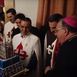 Miembros de la asociación Heraldos del Evangelio muestran al obispo de Getafe, Ginés García Beltrán, una tarta con una maqueta de la iglesia que proyectan construir en su 'macroproyecto' religioso en la localidad madrileña de Sevilla la Nueva. — Yo